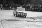 Próba zręcznościowa we Wrocławiu kończąca rajd.  Alfa Romeo Giulia 1600 poznańskiej załogi Ryszard Kopczyk / Wojciech Siwecki